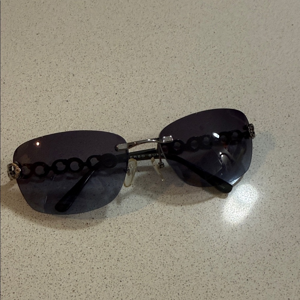 ALFRED SUNG Black Rimless Sunglasses with Chain Accent